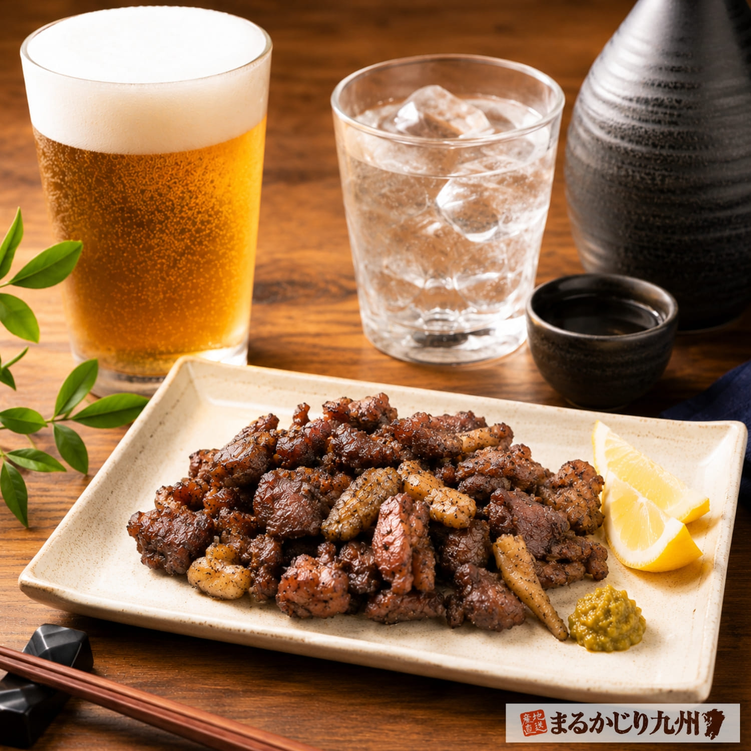 冷えたビールや焼酎のグラスの傍らにゆず胡椒を添えて並べられた国産赤鶏の炭火焼き
