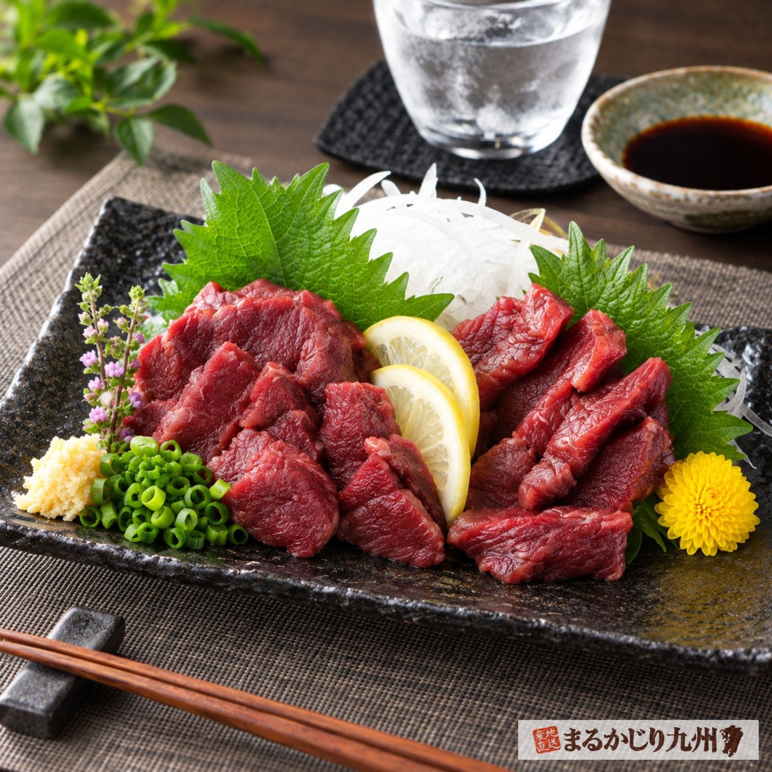 熊本名物の国産赤身馬刺し「旨赤身」を食卓で味わう盛り付けイメージ