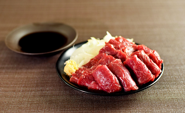熊本名産品の新鮮な赤身馬刺し！スライス済で手間いらず！～九州フルーツの通販 まるかじり九州～ / 産地直送 まるかじり九州