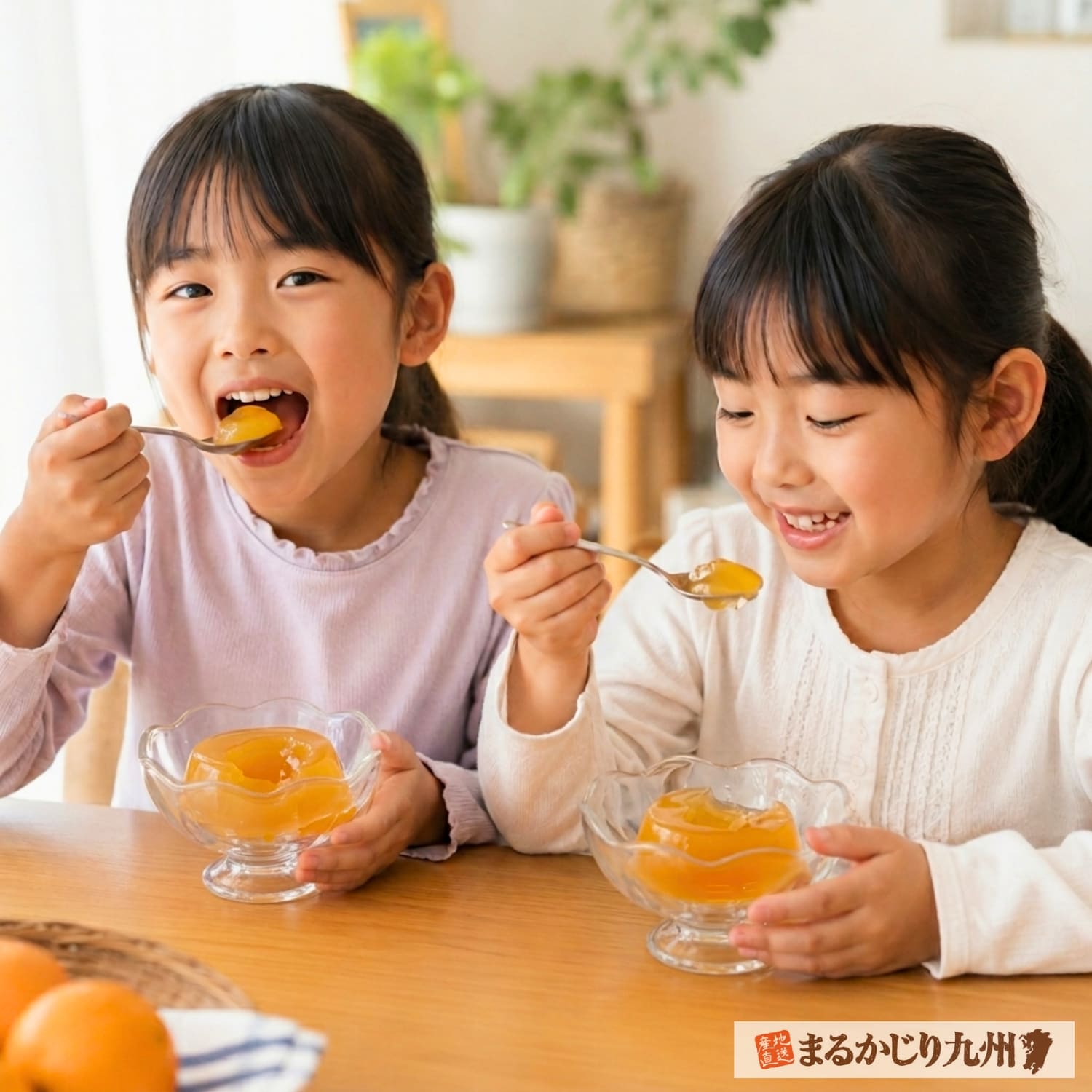 長崎びわゼリーを笑顔で食べる小学生の姉妹