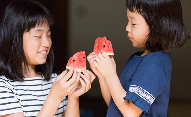 熊本産小玉スイカの「ひとりじめ」は甘さが濃厚で、子供にも大人気です。お孫さんやお子さんへのプレゼント、ギフト、贈答にもオススメです。