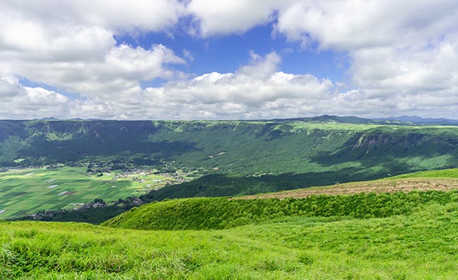 阿蘇の外輪山は火山灰で形成された地質。美味しい小玉西瓜を栽培するためには十分な日当たりも大切です。