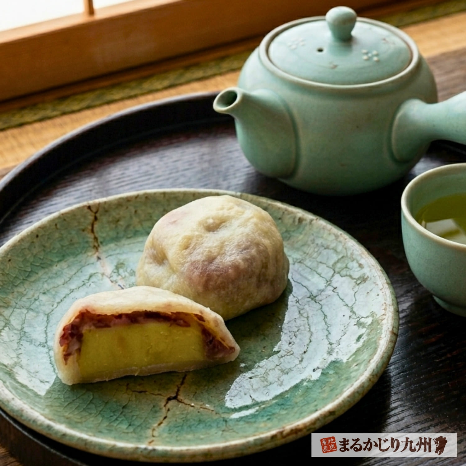 お茶と一緒に熊本名物いきなり団子を楽しむティータイムの様子