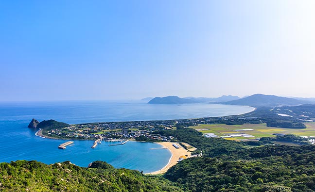 糸島の海沿いにはカフェやイタリアンレストランなどが多数あり、芥屋の大門などインスタ映え抜群の観光スポットも点在しています。