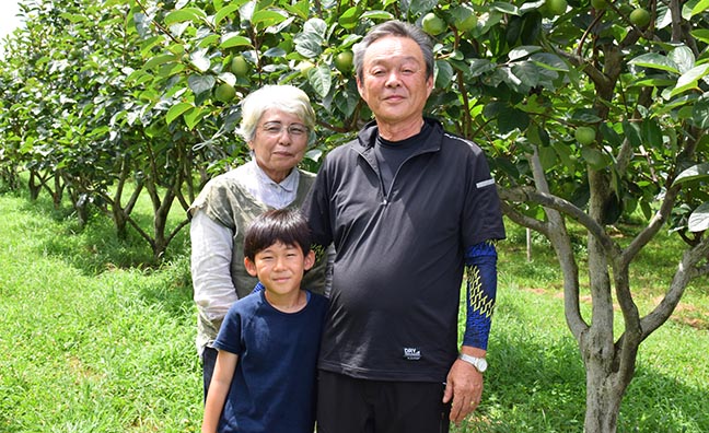 太秋柿農家の古谷さんご夫婦とお孫さん。