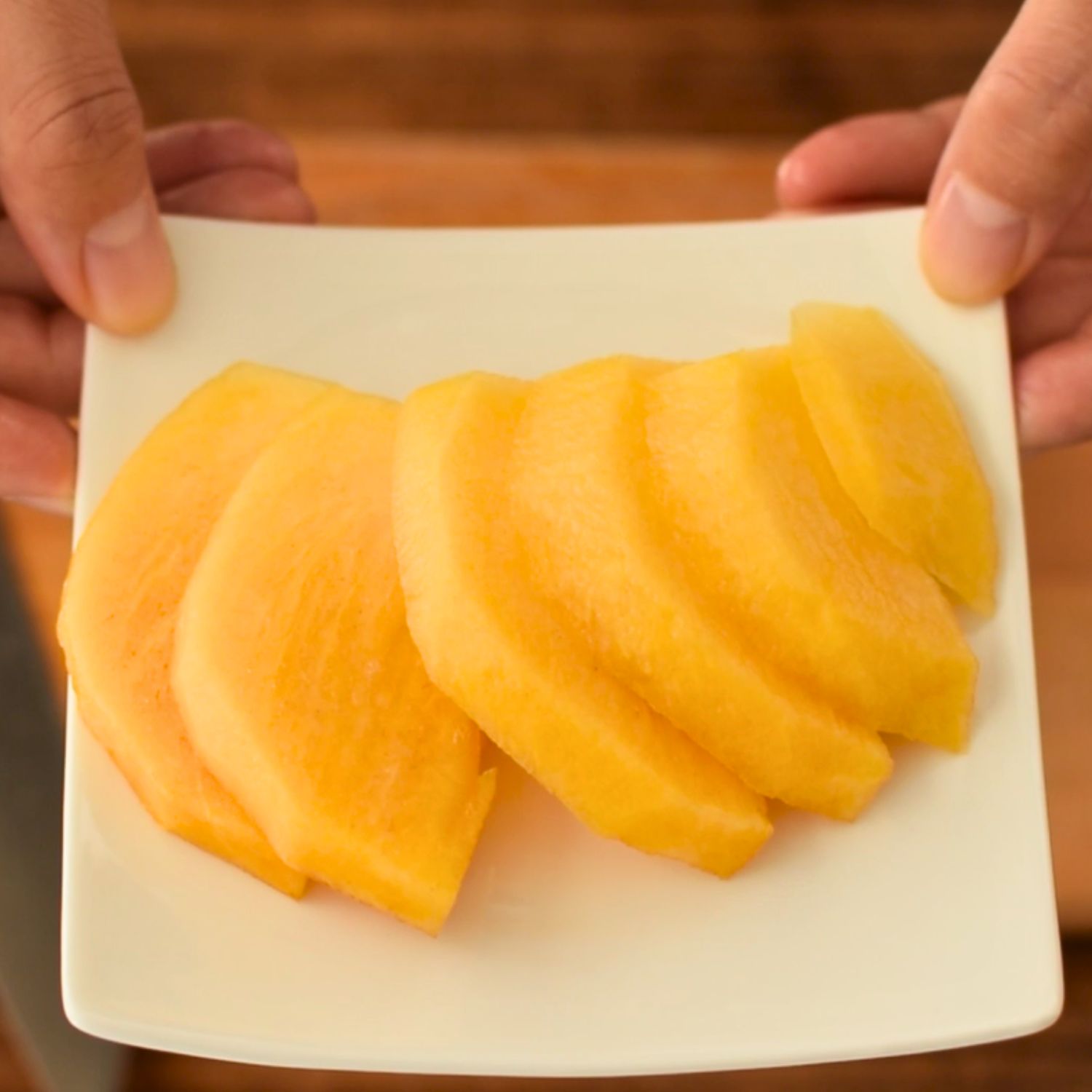 太秋柿をくし切りにしていただくとより一層食感が楽しめます