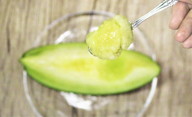 「青肉メロン」は、シャキシャキと歯切れの良い食感に軽く爽やかな香りと、高い糖度ながらすっきりした甘さが特徴です。