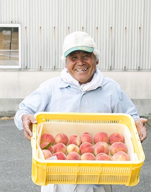 良い桃を育てるために摘果や適切な農薬散布など、実がなるまで手間ひまを惜しまない桃農家の吉松繁さん