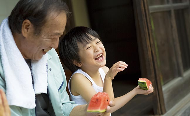 夏の始まりに家族と食べるスイカは美味しさもひとしお！帰省したお孫さんやお子様家族と食べたいからとご購入される方も少なくありません。