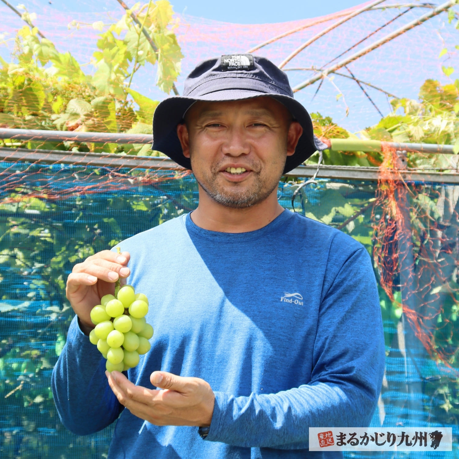 愛情を込めて育てたシャインマスカットを手に笑顔の農家さん
