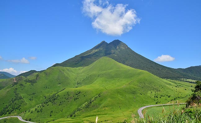 標高1,583mの「由布岳」。その美しい見た目から「豊後富士」とも呼ばれています。