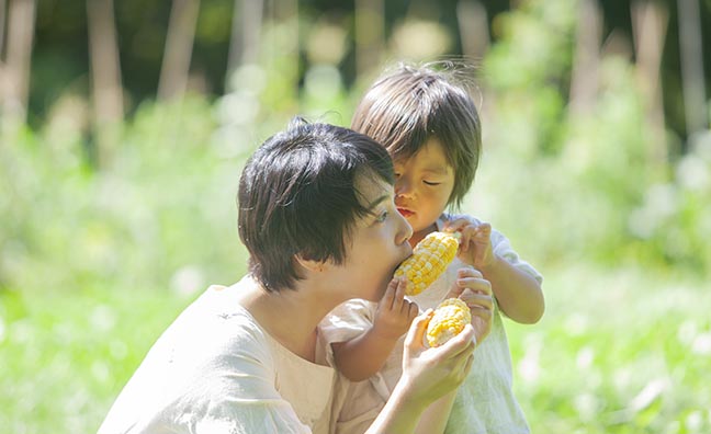 手掴みで食べられるとうもろこしは、子供にも人気です。