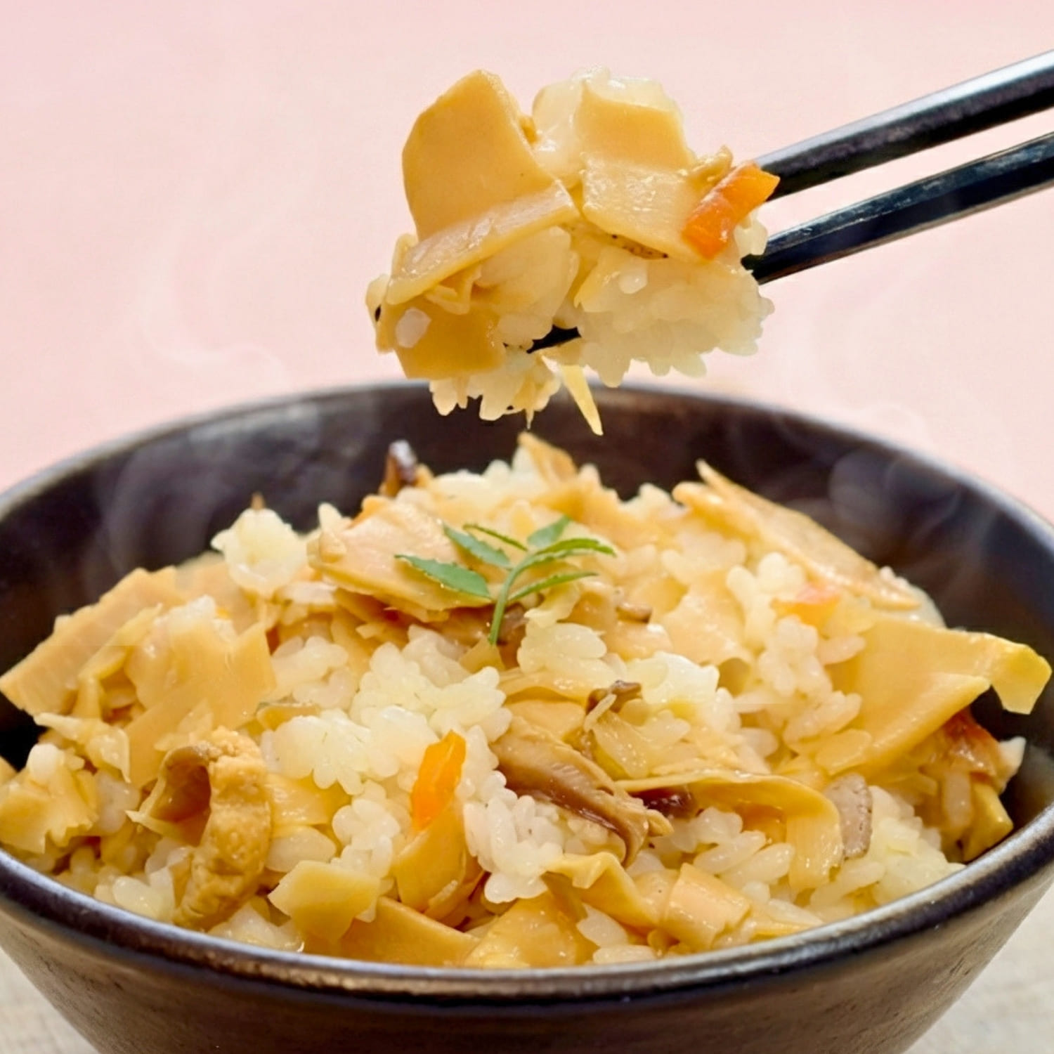 熊本県産たけのこを使った具だくさんの筍ご飯