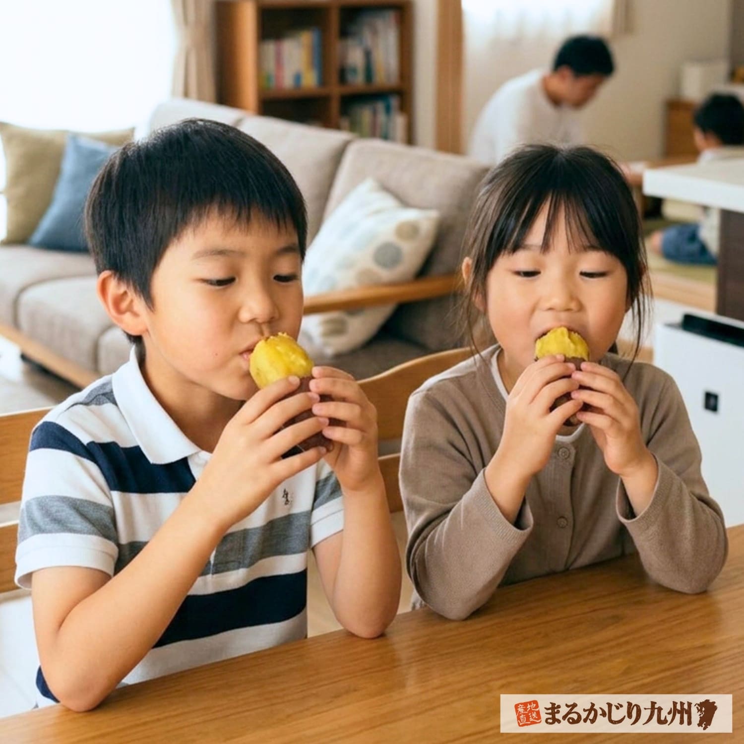 焼き芋を美味しそうに食べる日本人の子ども